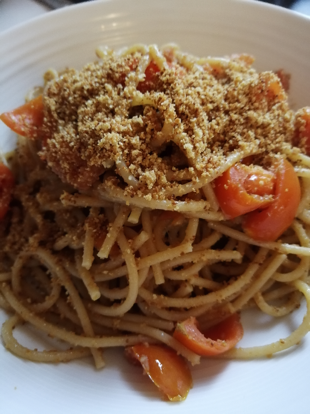 Spaghetti integrali con acciughe e pangrattato